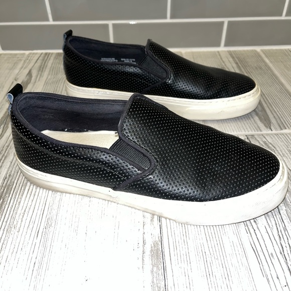 2/$15 Gap black leather sneaker size 8 - Picture 2 of 6